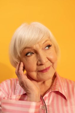 Güzel anıları hatırlayan bir kadın, mutlu bir şekilde yan yana bakar.