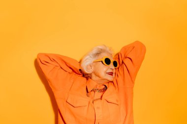 Elleri başının altında uzanan ve rahatlayan bir kadın.