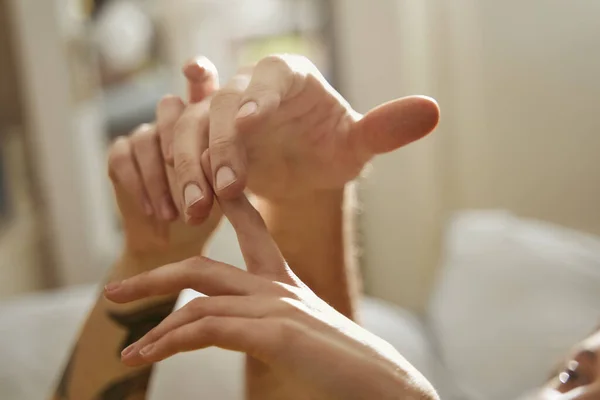 Couple amoureux toucher des mains les uns aux autres tout en passant leur matinée — Photo