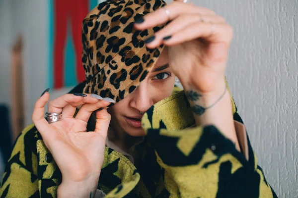 Woman with septum at her nose posing to the camera at her stylish panama — Stock Photo, Image