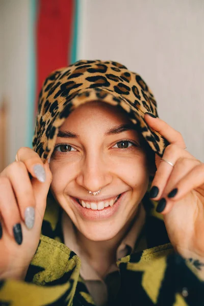 Mujer con tabique en la nariz sonriendo mientras posa ante la cámara —  Fotos de Stock