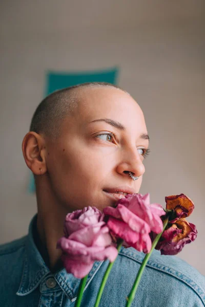 Mulher com cabelo curto e septo no nariz segurando rosas secas — Fotografia de Stock