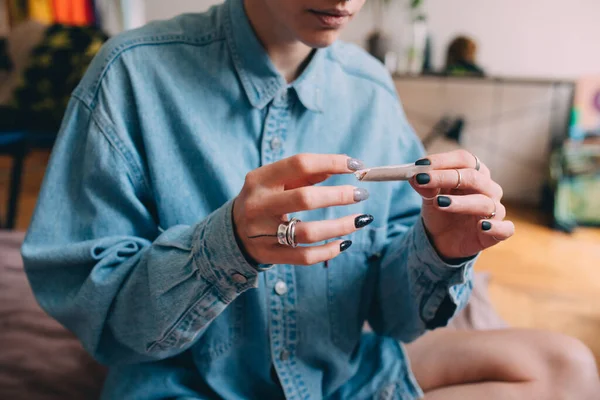 Žena v džínové košili připravuje ručně balenou cigaretu s tabákem — Stock fotografie