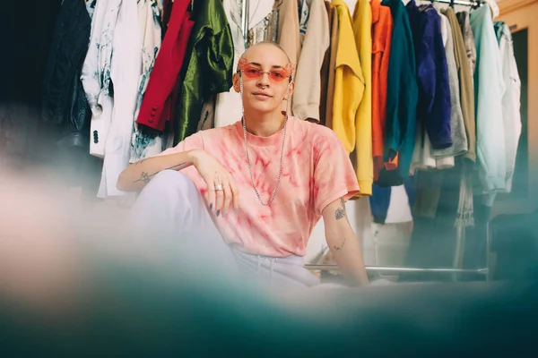 Woman wearing domestic clothes and modern sunglasses posing to the camera at home — Stock Photo, Image