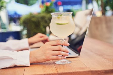 Kokteyl içen titiz iş kadınlarına yakın çekim