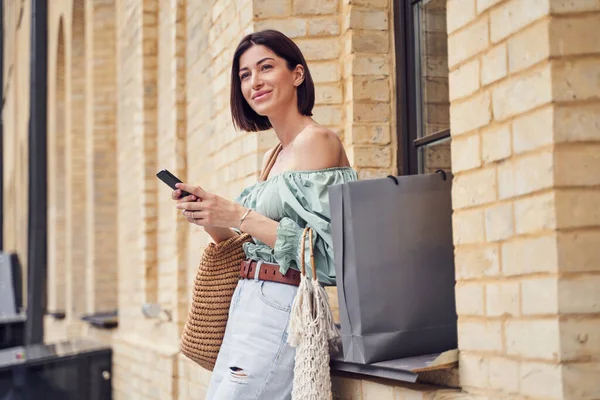 Waist up shot of attractive woman with shopping bags — Stock Photo, Image