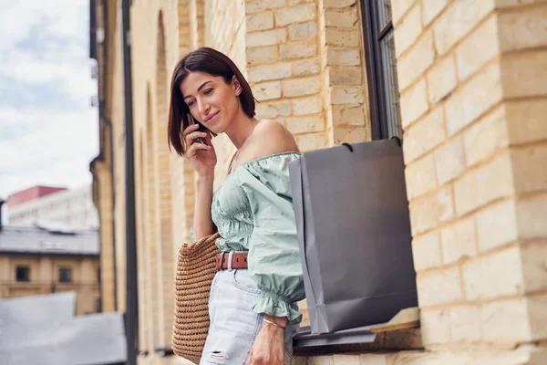 Waist up shot of attractive woman with shopping bags — Stock Photo, Image