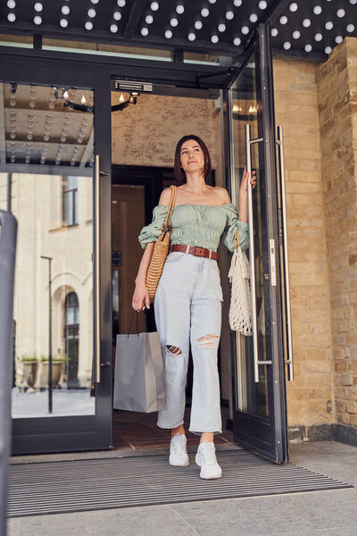 Талия до снимка привлекательной женщины с пакетами для покупок