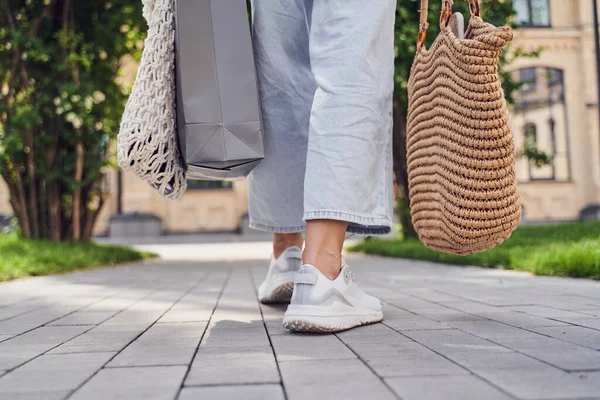 Meisje wandelen met boodschappentassen — Stockfoto