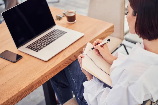 Donna che prende appunti nel quaderno — Foto Stock