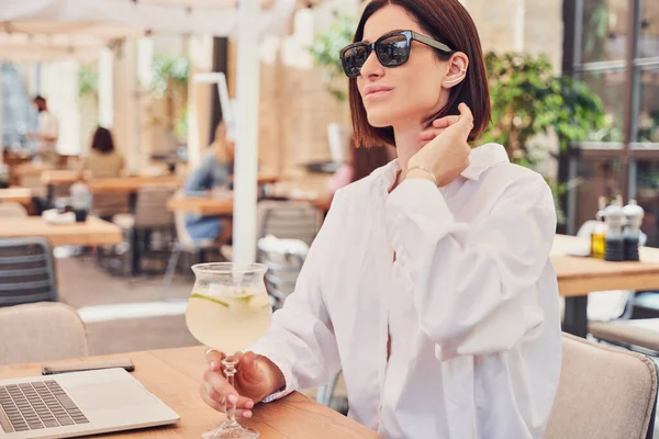 POrtrait de mujer de negocios en vasos bebiendo cóctel —  Fotos de Stock