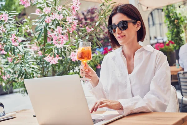 Chica atractiva bebiendo aperol —  Fotos de Stock