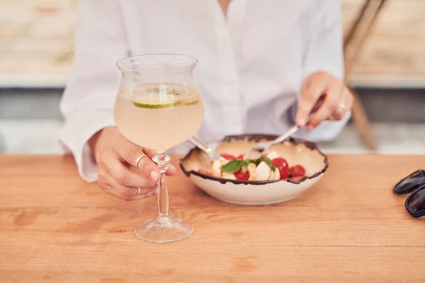 Nahaufnahme einer Frau, die Salat in Restaurant isst — Stockfoto