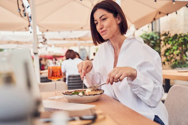 Mujer haciendo videollamada y comiendo ensalada — Foto de Stock