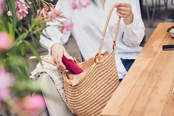 Primer plano de la chica abriendo su bolso —  Fotos de Stock