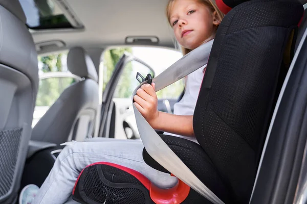 Pretty kid taking care of protection in car — Stock Photo, Image