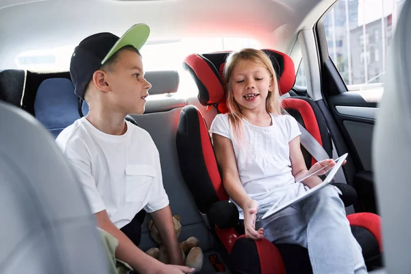 Feliz niños navegando por Internet mientras viajan por carretera —  Fotos de Stock