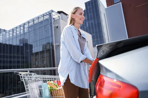 Jovem feliz dirigindo carro para o supermercado — Fotografia de Stock