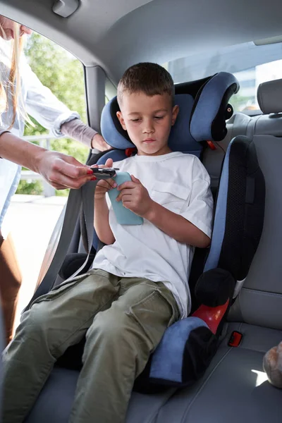 Kleine jongen reist in kinderzitje in auto — Stockfoto