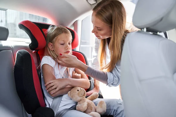 Moeder verzorgen van kind in auto — Stockfoto