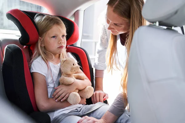 Mulher feliz viajando de carro com a filha — Fotografia de Stock