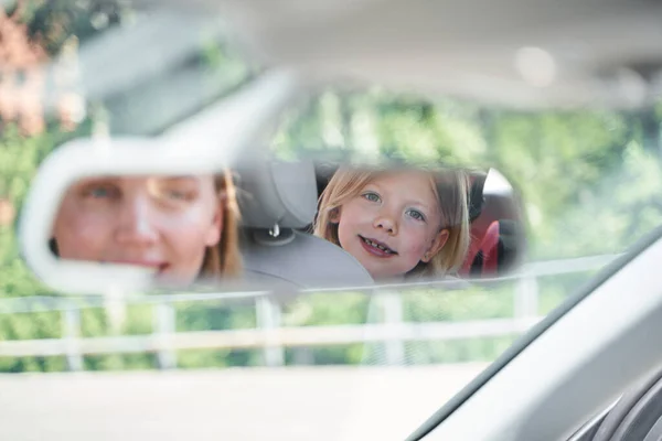 Mulher feliz viajando de carro com filha bonito — Fotografia de Stock