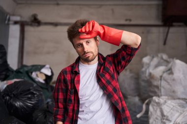 Adam alnından terini siliyor.