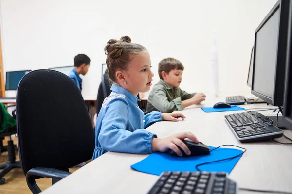 Menina pré-escolar muito estudar informática na escola — Fotografia de Stock