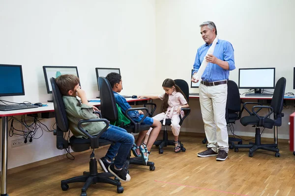 Senior gris peludo profesor diciendo acerca de modelo de cohete — Foto de Stock