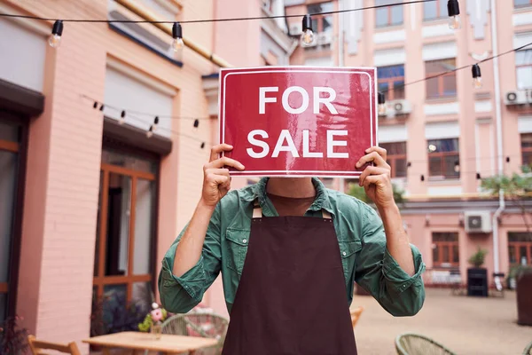 Barista holding showing sale chalkboard — Stock Photo, Image