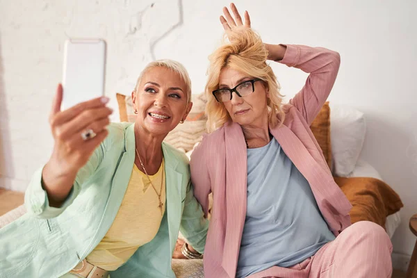 Amigos haciendo selfies divertidos — Foto de Stock