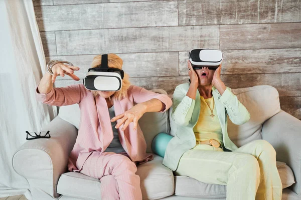 Auriculares de realidad virtual para mujeres — Foto de Stock