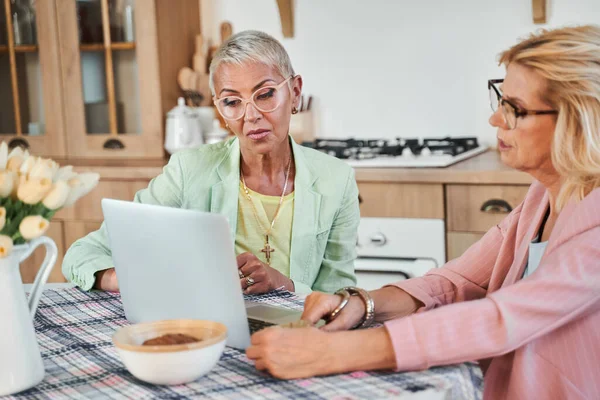 Frau rätselt über Online-Einkauf — Stockfoto