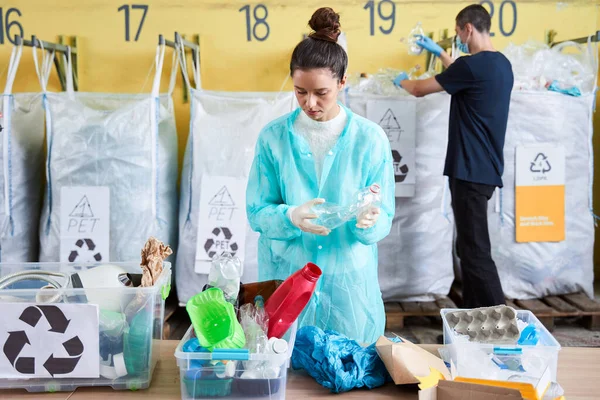 Femme en robe turquoise tri bouteilles en plastique — Photo