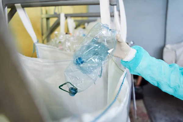 Travailleur tenant transparent bouteille en plastique froissé — Photo