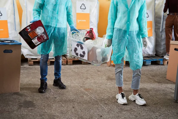 Personer som transporterar behållare med plastavfall — Stockfoto