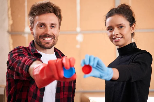 Paar hält Verschlüsse aus Plastikflaschen — Stockfoto