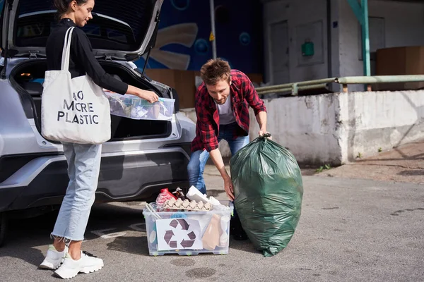 電気自動車のゴミと心を開いた家族のアン梱包容器 — ストック写真