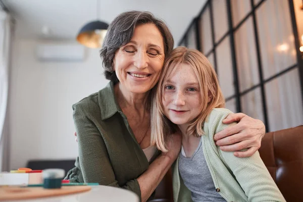 Abuela cerró los ojos con placer y abrazando a su nieta — Foto de Stock