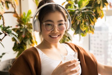 Kadın en sevdiği müziği dinlerken rahat koltukta dinleniyor.