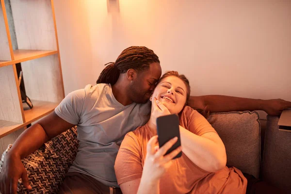 Férfi csók a csaj a szép nő, miközben szelfi az okostelefon — Stock Fotó