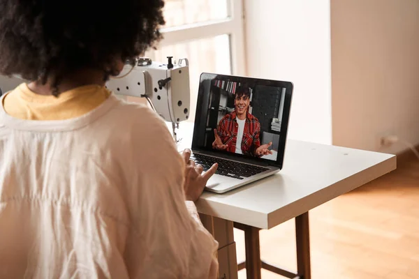 Designer chatting with her client and selling to him her collection — Stock Photo, Image