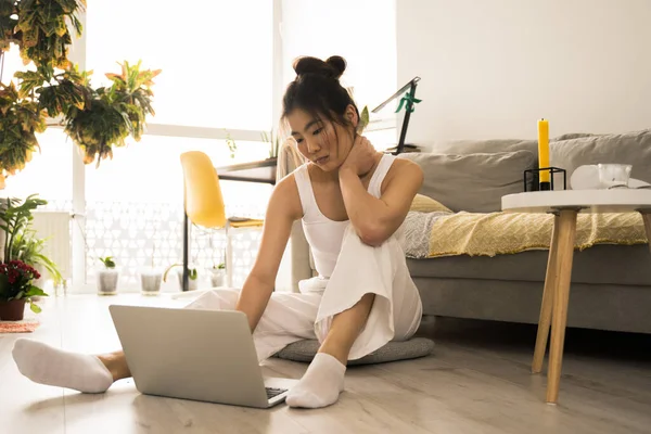 컴퓨터로 이메일을 쓰고 있는 아시아 여성 — 스톡 사진