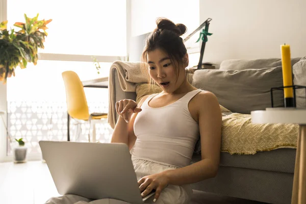 Chica escribiendo en el teclado al hacer compras o trabajar en casa —  Fotos de Stock