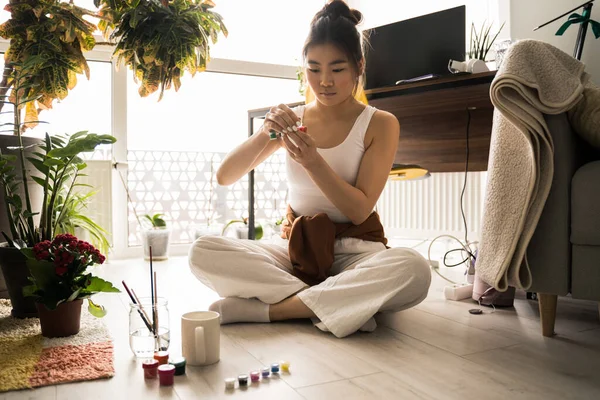 Female artist preparing to paints picture on cup with acrylic paints — Stock Photo, Image