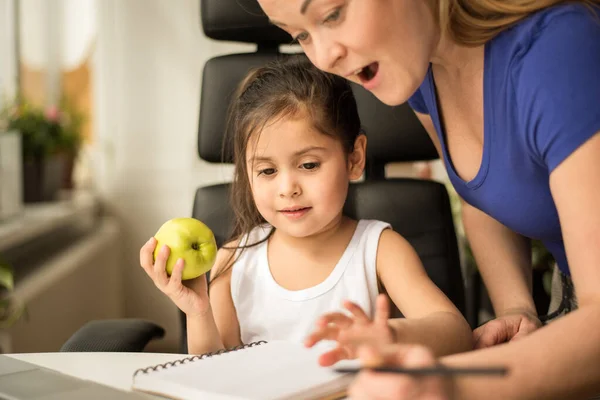 Niña disfrutando de aprender con agradable madre en casa — Foto de Stock