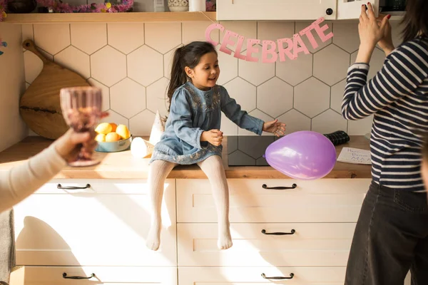 Chica riendo mientras saluda a los invitados y se prepara para la fiesta en casa —  Fotos de Stock