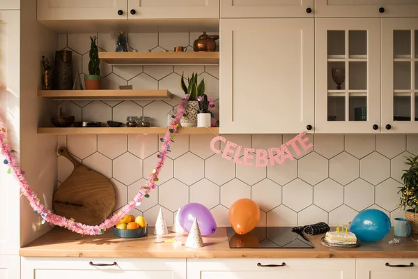 Mesa de fiesta con pastel de cumpleaños con velas, globos y decoración de colores — Foto de Stock