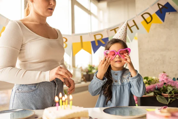 Chica con gafas divertidas y gorra de fiesta disfrutando de su fiesta de cumpleaños — Foto de Stock