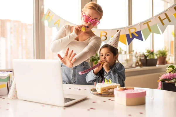 Madre che festeggia il compleanno della sua piccola figlia mentre parla con gli amici — Foto Stock